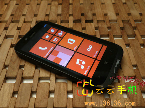 4.3˫WP8 ŵLumia 822ͼ