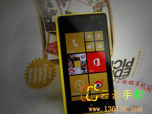 ɫ˫WP8콢 ŵLumia 820ͼ